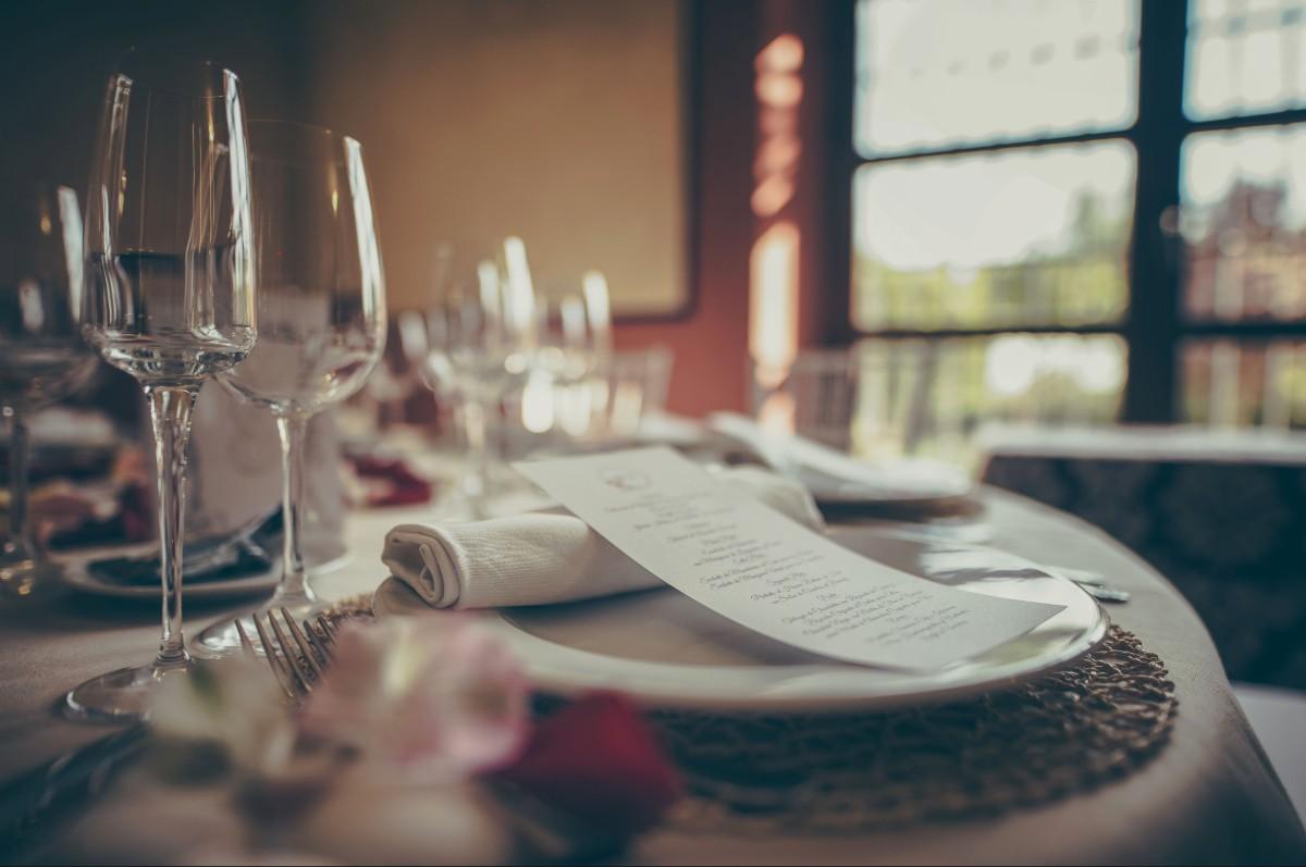 Performance and Prestige: The Evolution of Fine Dining Glassware
